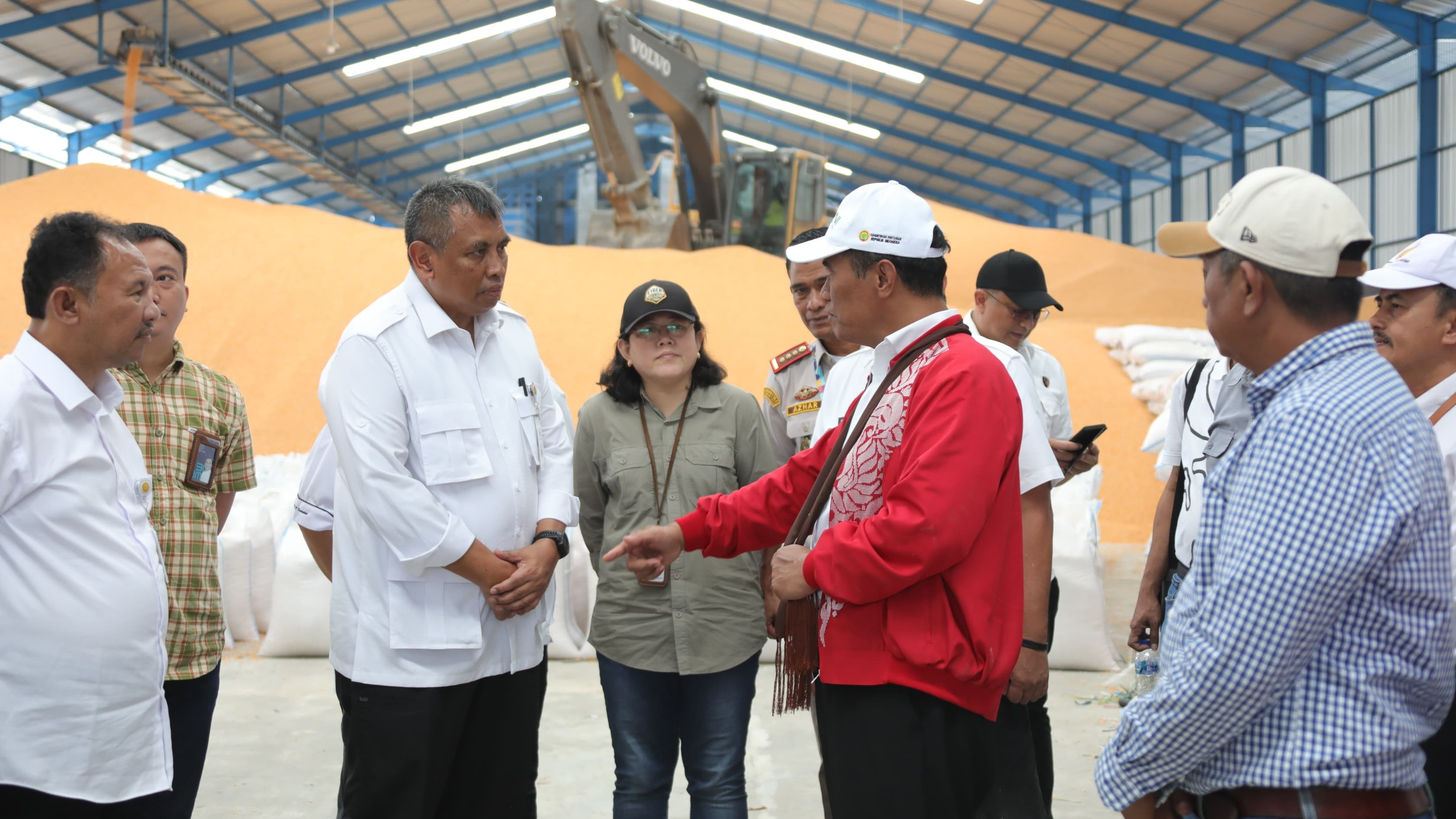 Mentan Andi Amran Sulaiman meminta Bulog segera menyerap produksi jagung dalam negeri yang saat ini memasuki panen raya besar terutama di sejumlah sentra seperti Provinsi Gorontalo.