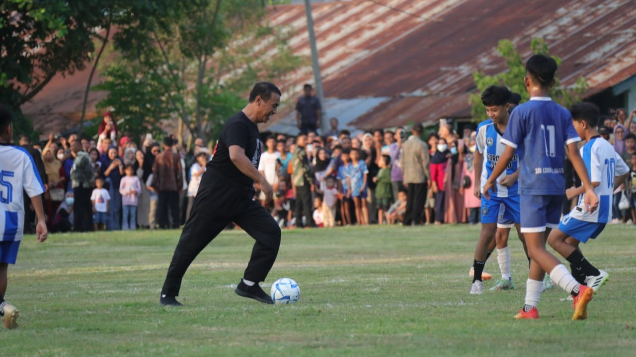 Presiden Jokowi bermain bola bersama beberapa menteri di Gorontalo (21/4).