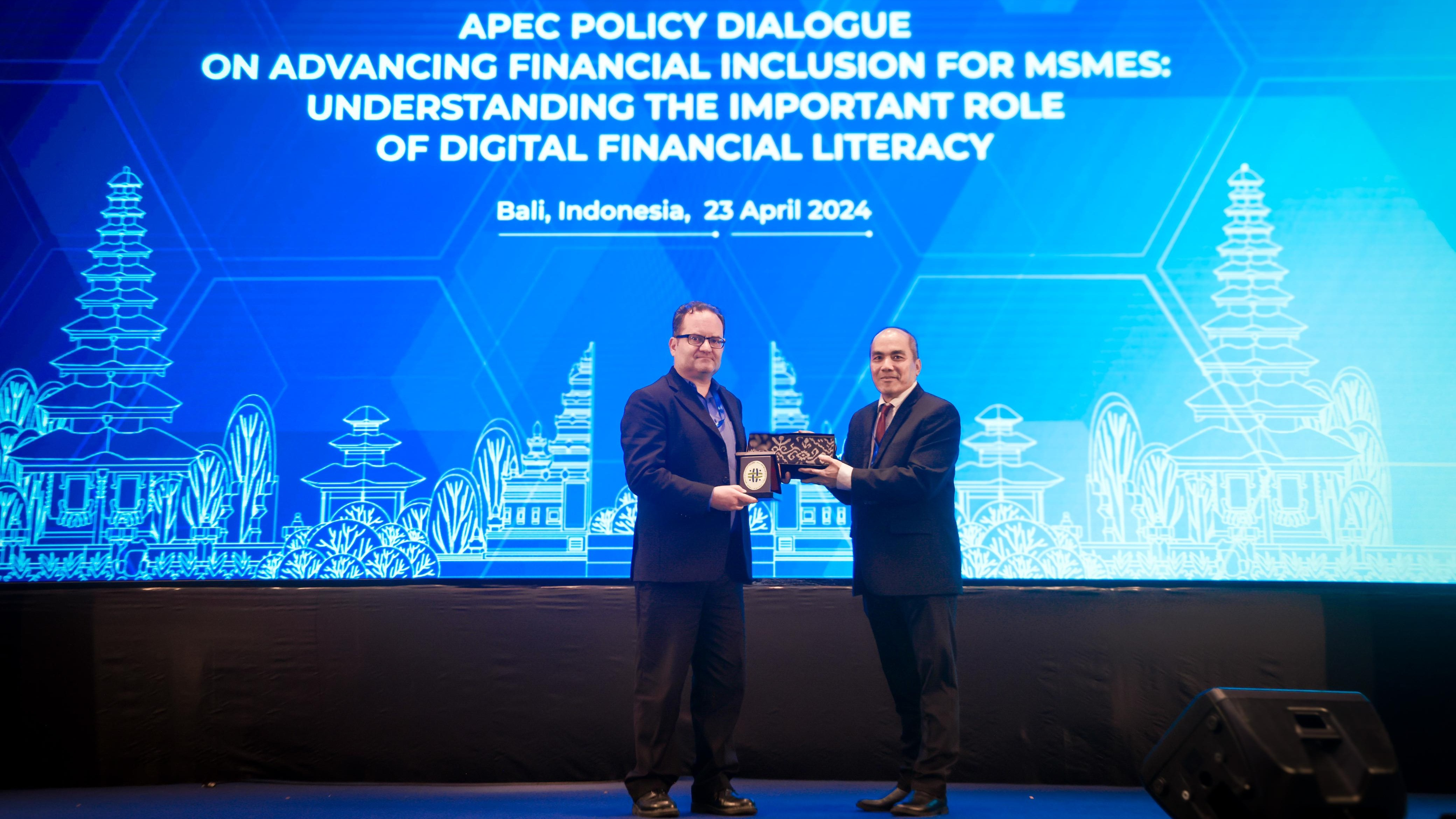 Kementerian Koperasi dan UKM (KemenKopUKM) terus mendorong upaya peningkatan literasi keuangan digital dengan menyelenggarakan side event 57th APEC SMEWG