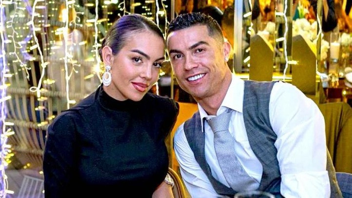 Bocor Dokumen Pernikahan Ronaldo dan Georgina Rodriguez, CR7 Pilih Nikah Dimana?
            - galeri foto