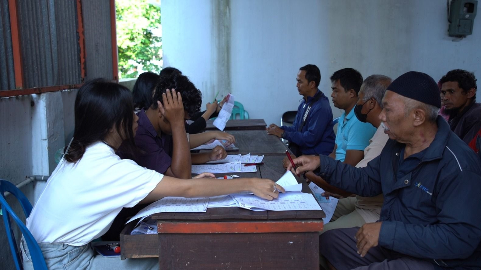 PT Pos Indonesia (Persero) atau POS IND melanjutkan penyaluran bantuan sosial (bansos) PKH dan sembako di Kota Salatiga, Jawa Tengah pada awal April 2024.