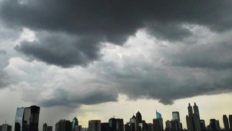Ilustrasi awan gelap di Jakarta