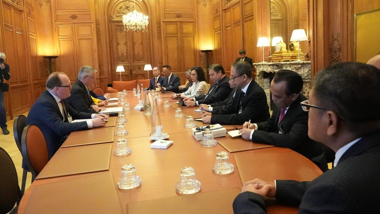 Menteri Koordinator Bidang Perekonomian Airlangga Hartarto menggelar pertemuan bilateral dengan Sekretaris Jenderal OECD, Mathias Cormann dalam rangkaian Pertemuan Tingkat Menteri OECD di Paris, Prancis