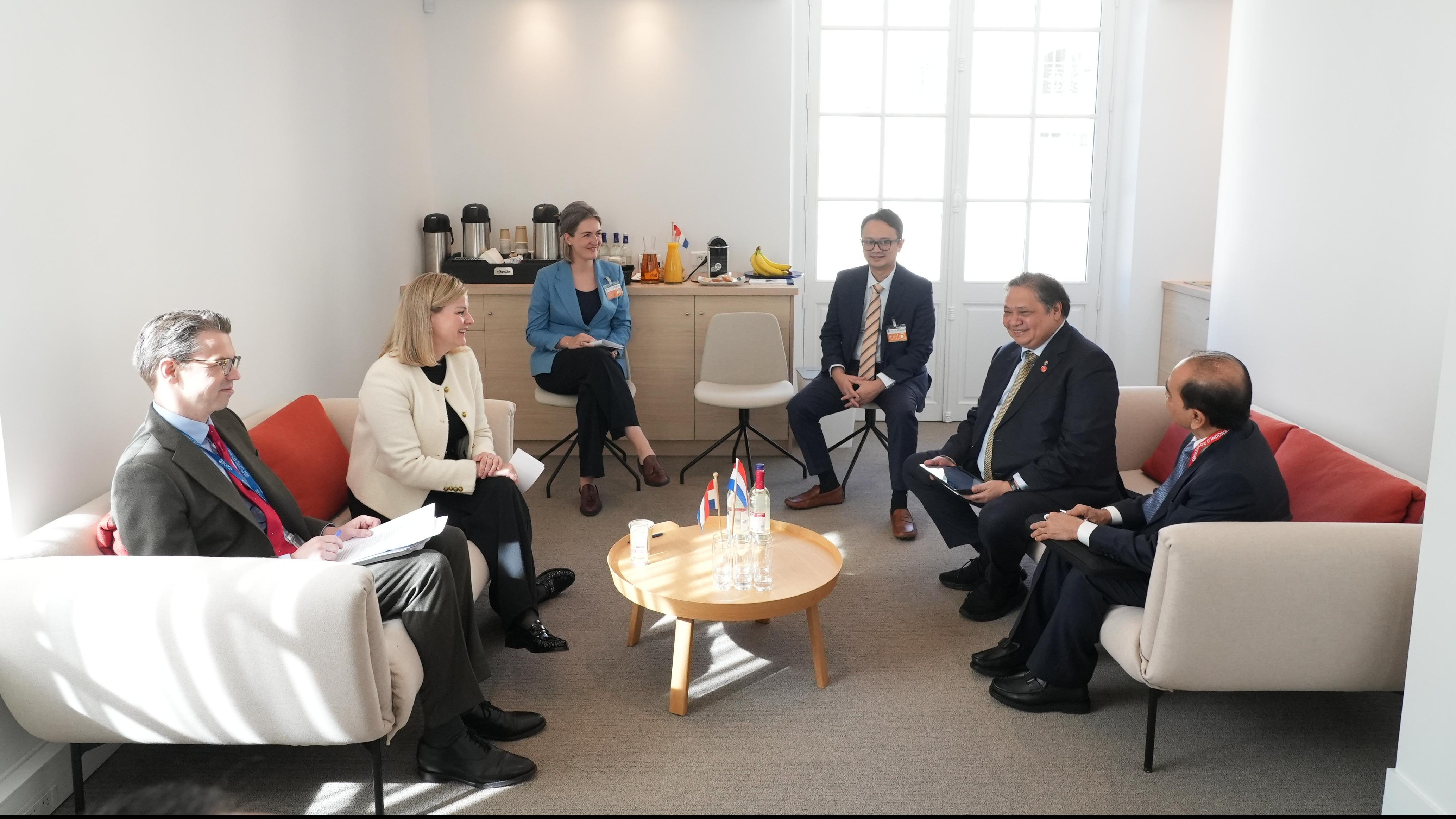 Di sela-sela Pertemuan Tingkat Menteri OECD di Paris (2/05), Menko Bidang Perekonomian Airlangga Hartarto bertemu dengan delegasi Belanda yang dipimpin oleh Wakil Perdana Menteri Belanda Karien Van Gennip