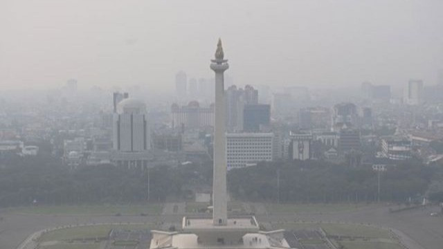 kualitas udara jakarta hari ini Ilustrasi - Suasana tugu Monas yang tertutup oleh kabut polusi di Jakarta. 