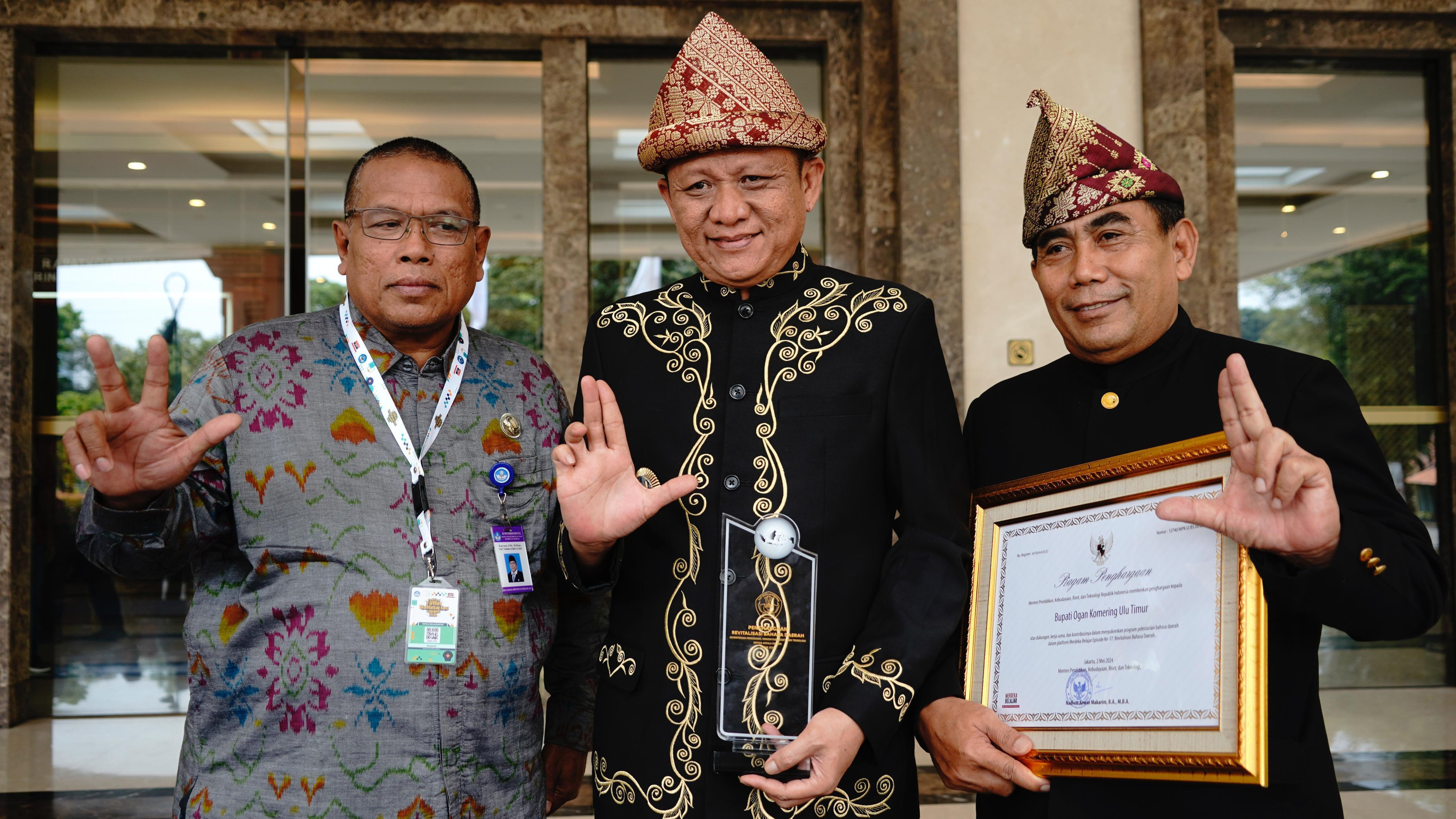 Piagam dan plakat penghargaan dìserahkan langsung Mendikbudristek Nadiem Anwar Makarim, dan dìterima langsung Bupati OKU Timur, Ir H Lanosin MT.