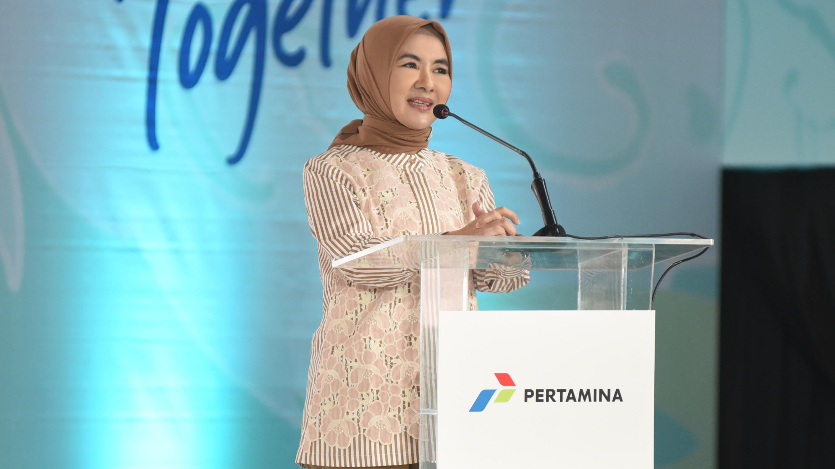 Direktur Utama Pertamina Nicke Widyawati memberikan sambutan pembukaan pada acara Kick Off Pertamina Goes To Campus di Aula Barat, Institut Teknologi Bandung, Jawa Barat pada Senin (6/5/2024).