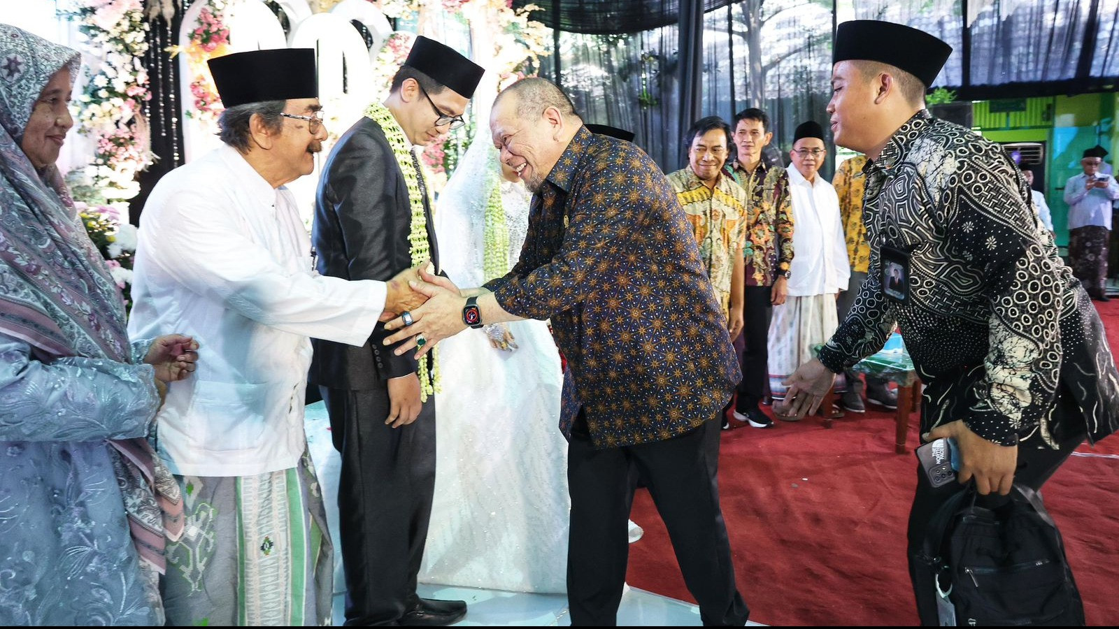 Ketua DPD RI AA LaNyalla Mahmud Mattalitti menghadiri acara ngunduh mantu Rofik Mahdi Ubab (Gus Rofik) yang merupakan putra ulama kharismatik asal Rembang, Jawa Tengah.