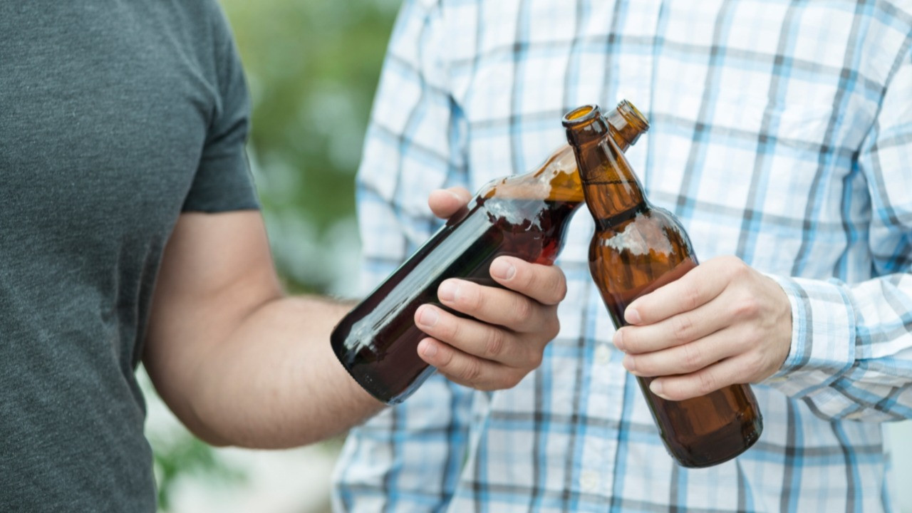 Ilustrasi calon suami pecandu alkohol atau pemabuk