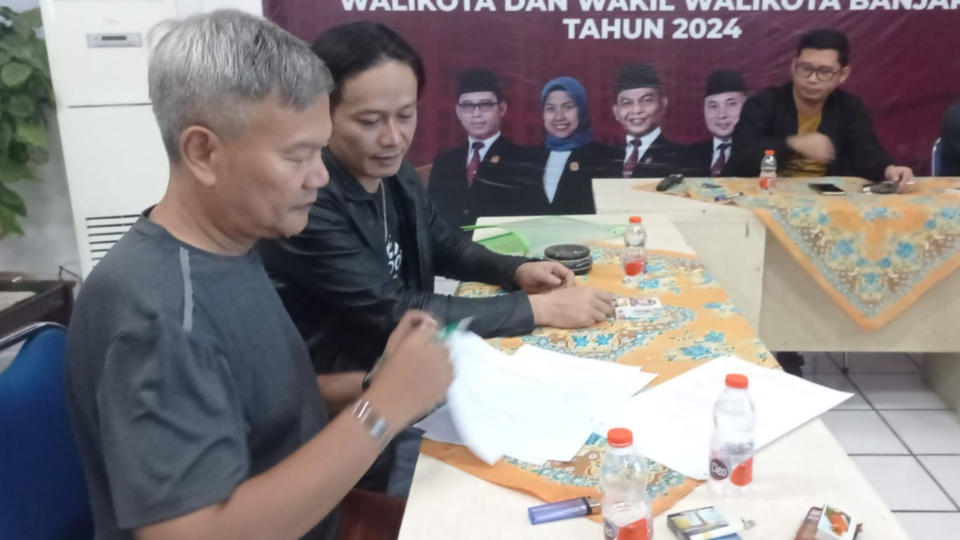 Masih Ingat Pedangdut Alam Mbah Dukun? Kini Bidik Kursi Wakil Walkot Banjar Jalur Indie
            - galeri foto