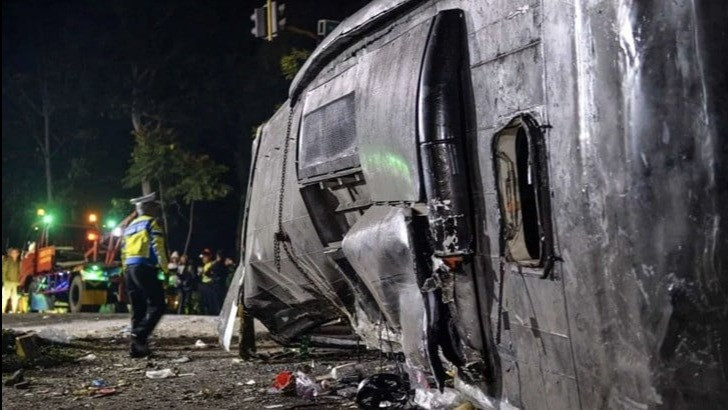 Kondisi bus pariwisata rombongan SMK Lingga Kencana yang kecelakaan di Ciater