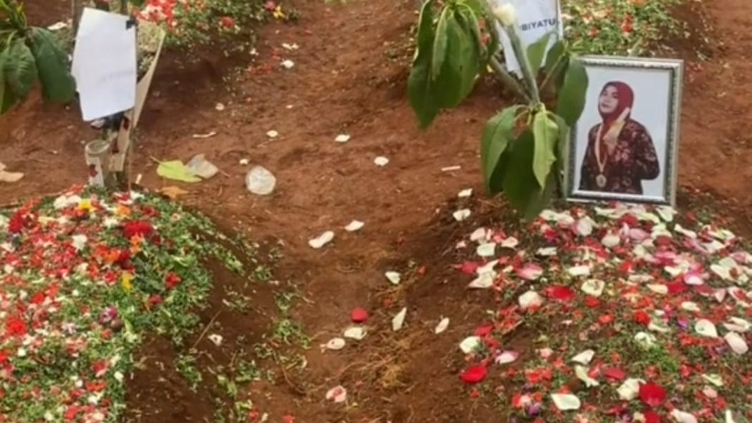 Penampakan Makam Para Korban Kecelakaan Bus Pelajar SMK Lingga Kencana