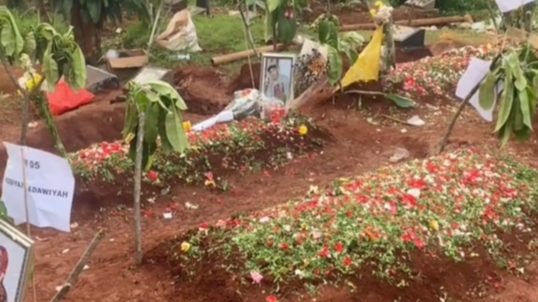 Penampakan Makam Para Korban Kecelakaan Bus Pelajar SMK Lingga Kencana