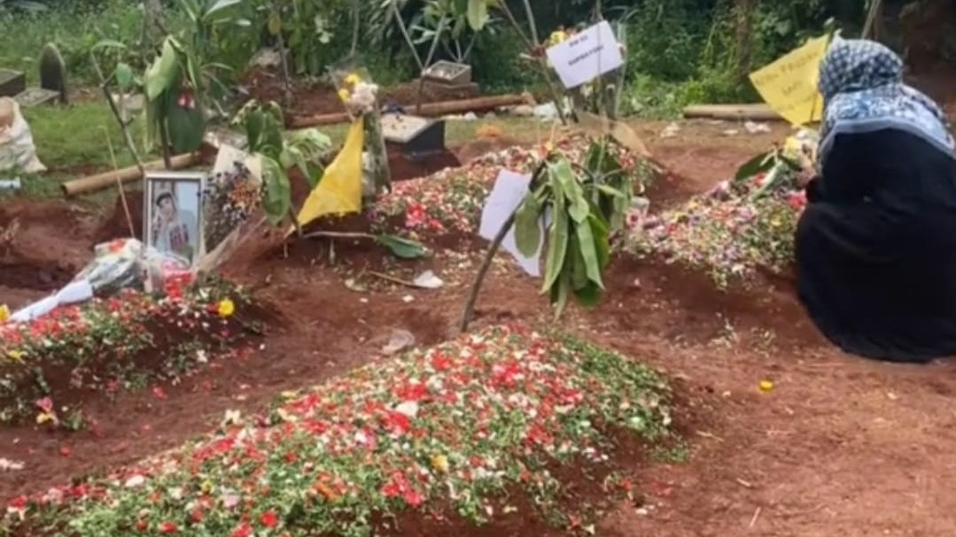 Penampakan Makam Para Korban Kecelakaan Bus Pelajar SMK Lingga Kencana