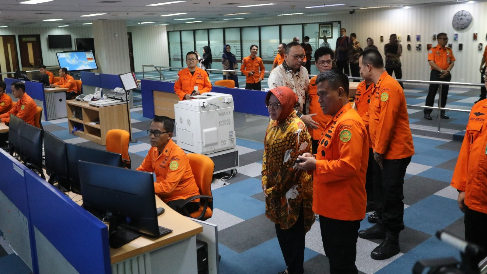 Menteri Sosial Tri Rismaharini menandatangani nota kesepahaman kerja sama (MoU) Kemensos dengan Badan Nasional Pencarian dan Pertolongan (Basarnas) pada Selasa (14/5/2024) di Jakarta.