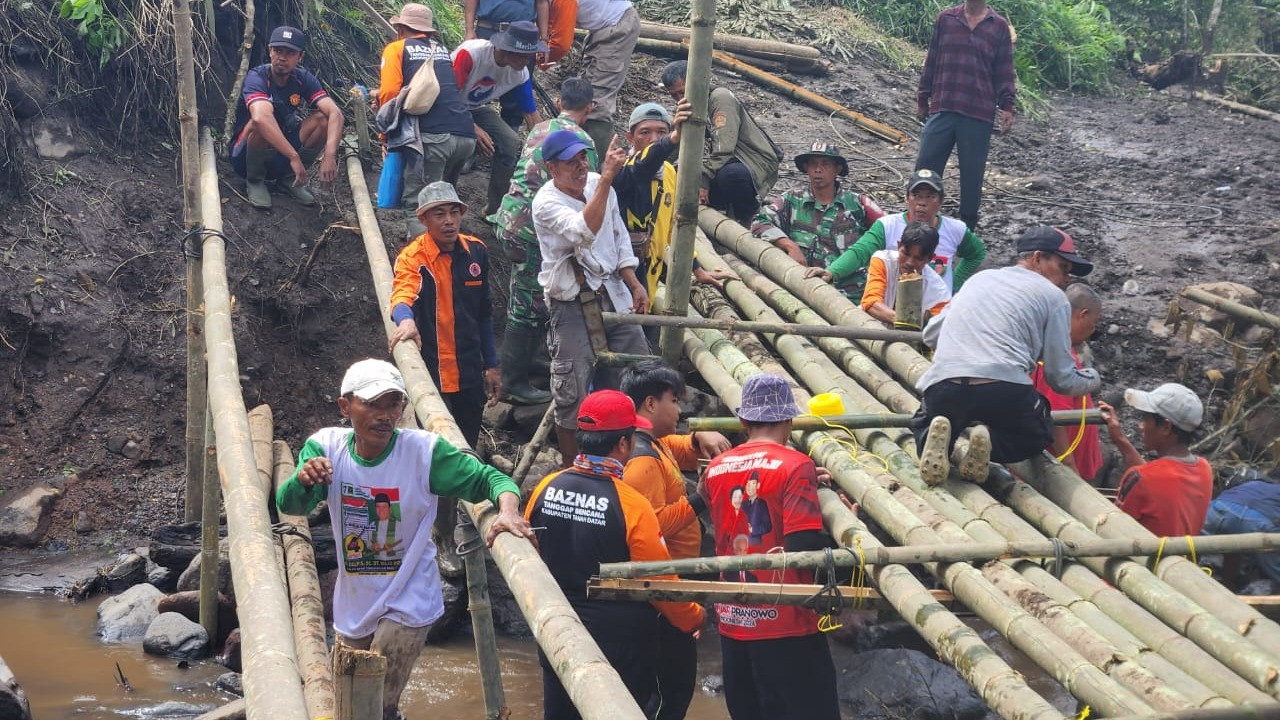 BAZNAS melalui tim BAZNAS Tanggap Bencana (BTB) membangun jembatan darurat yang menghubungkan desa Sungai Jambu Kecamatan Pariangan yang terisolir akibat banjir bandang pada Selasa (14/5/2024).