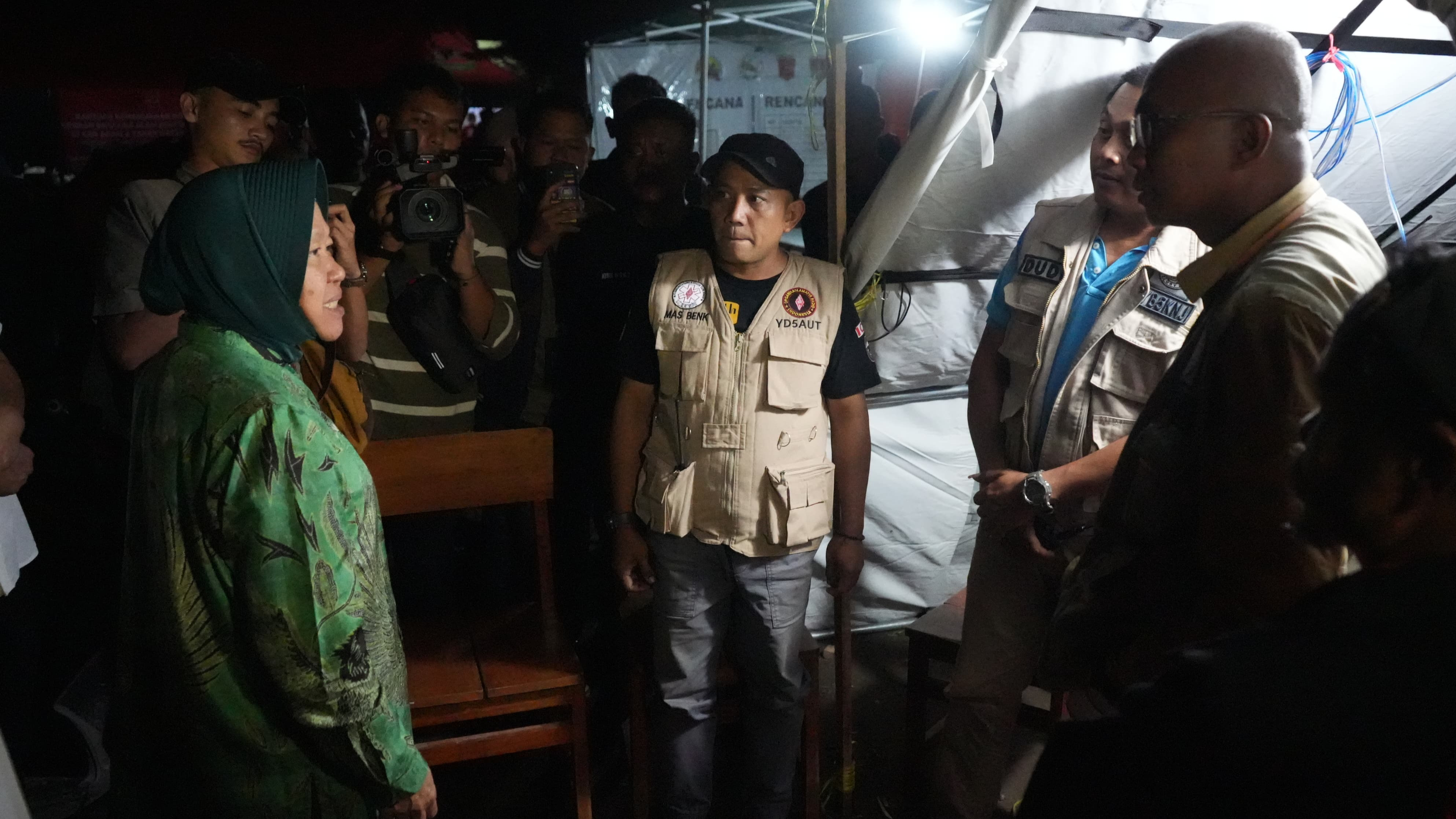 Menteri Sosial Tri Rismaharini mengunjungi posko pengungsian korban banjir lahar dingin di Kabupaten Agam, Sumatera Barat, Rabu (15/5) malam.
