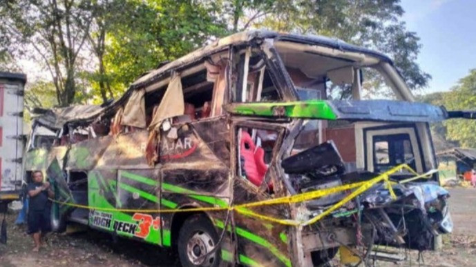 Bus Trans Putera Fajar yang alami kecelakaan di Ciater