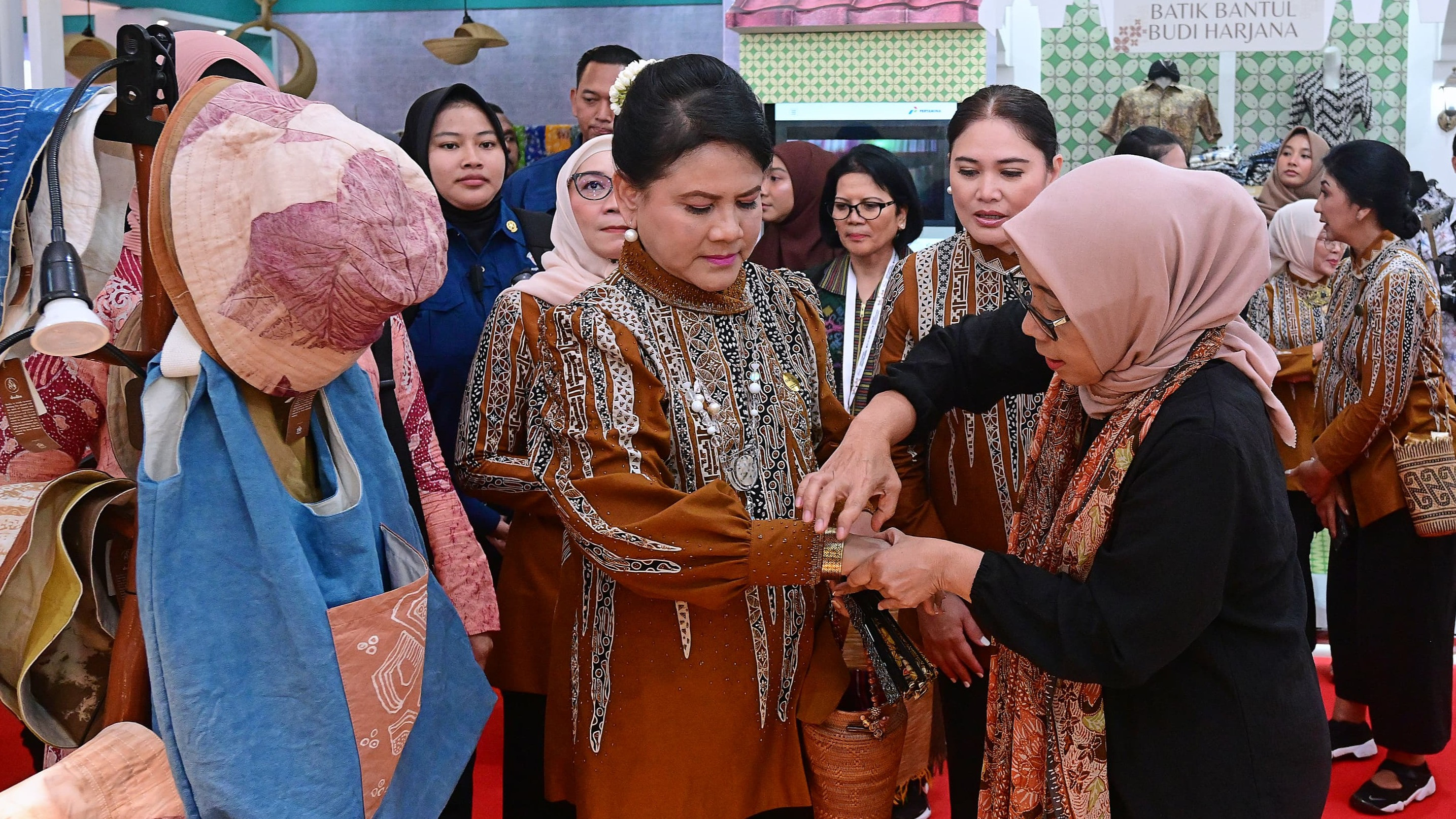 Dukungan Ibu Iriana Joko Widodo terhadap Usaha Mikro Kecil Menengah (UMKM) ditunjukkan saat menghadiri Dewan Kerajinan Nasional (Dekranas) Expo Tahun 2024 di Pamedan Pura Mangkunegaran, Surakarta, 16 Mei 2024.