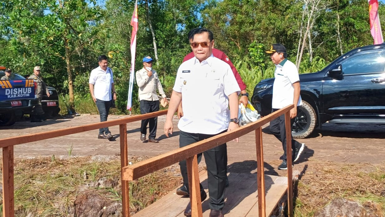 Bupati Kotim, Halikinnor, melakukan peletakan pertama pembangunan pabrik pengolahan B3 medis, yang merupakan satu-satunya ada di Kalimantan Tengah.