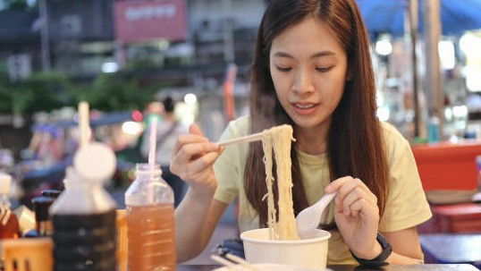 Ilustrasi orang Korea Selatan, China, dan Jepang gemar makan mie instan namun tetap sehat,