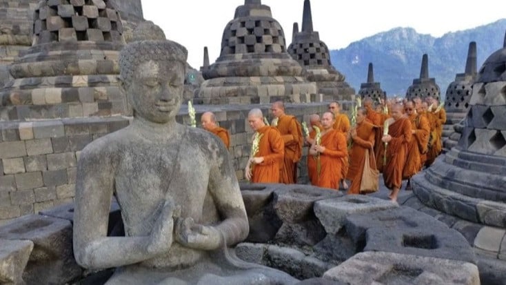 Waisak-Bhikkhu Thudong lakukan ritual Pradaksina di Candi Borobudur