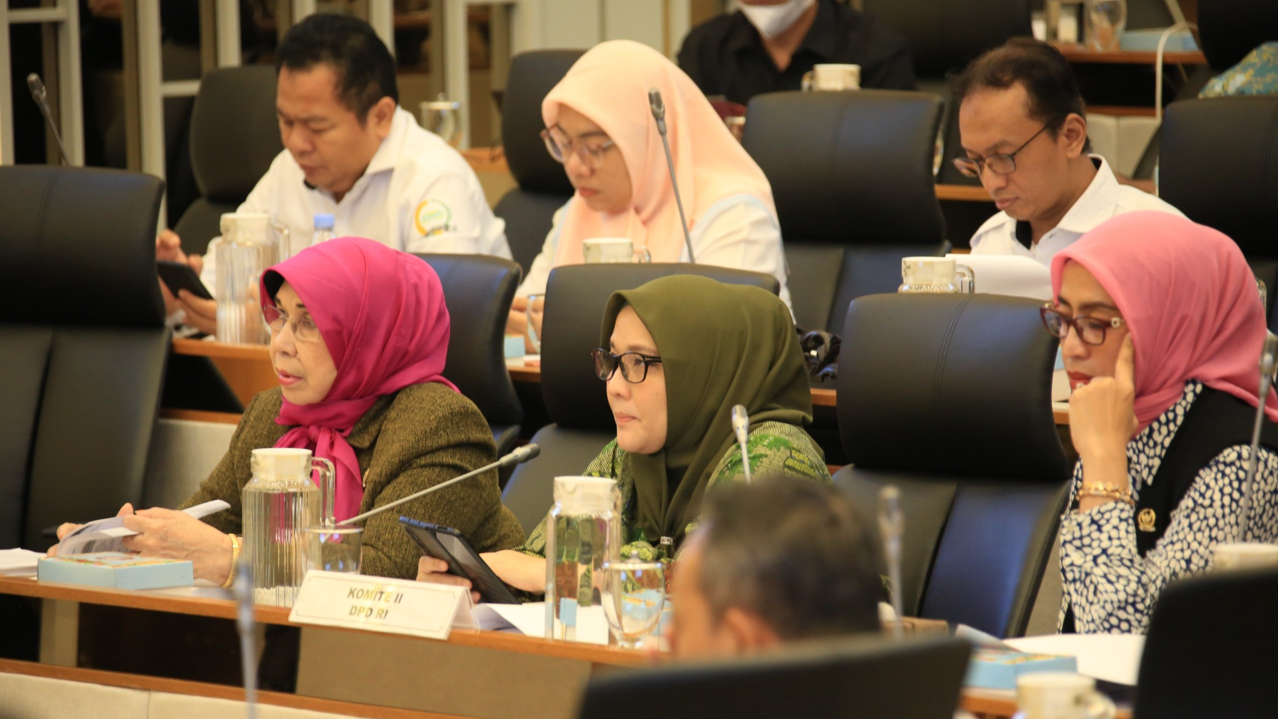 Komite II DPD RI melakukan rapat tripartit untuk membahas RUU tentang Konservasi Sumber Daya Alam Hayati dan Ekosistemnya (KSDAHE) di Ruang Rapat Komisi IV DPR RI, Rabu (29/05/2024).