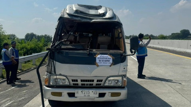 Mobil Rombongan Pengantar Haji dari Demak Terguling di Tol Semarang
            - galeri foto