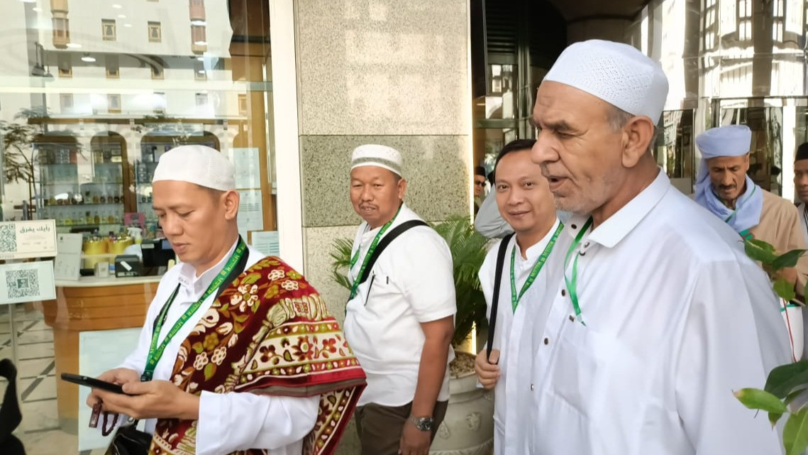 Jemaah calon haji Maktour dari Al Fath saat berjalan menuju Raudhah, Kamis (30/5/2024). Source: tvOnenews.com/Fauzie Pradita Abbas