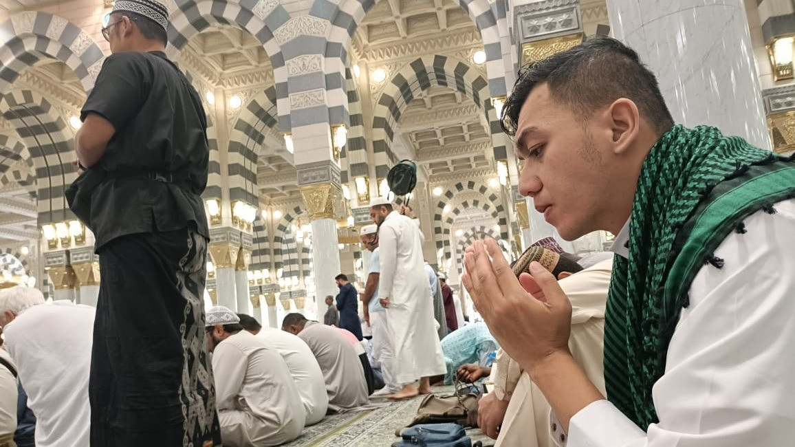 Jemaah dari Berbagai Negara Berburu Shaf demi Bisa Salat Jumat di Masjid Nabawi
            - galeri foto