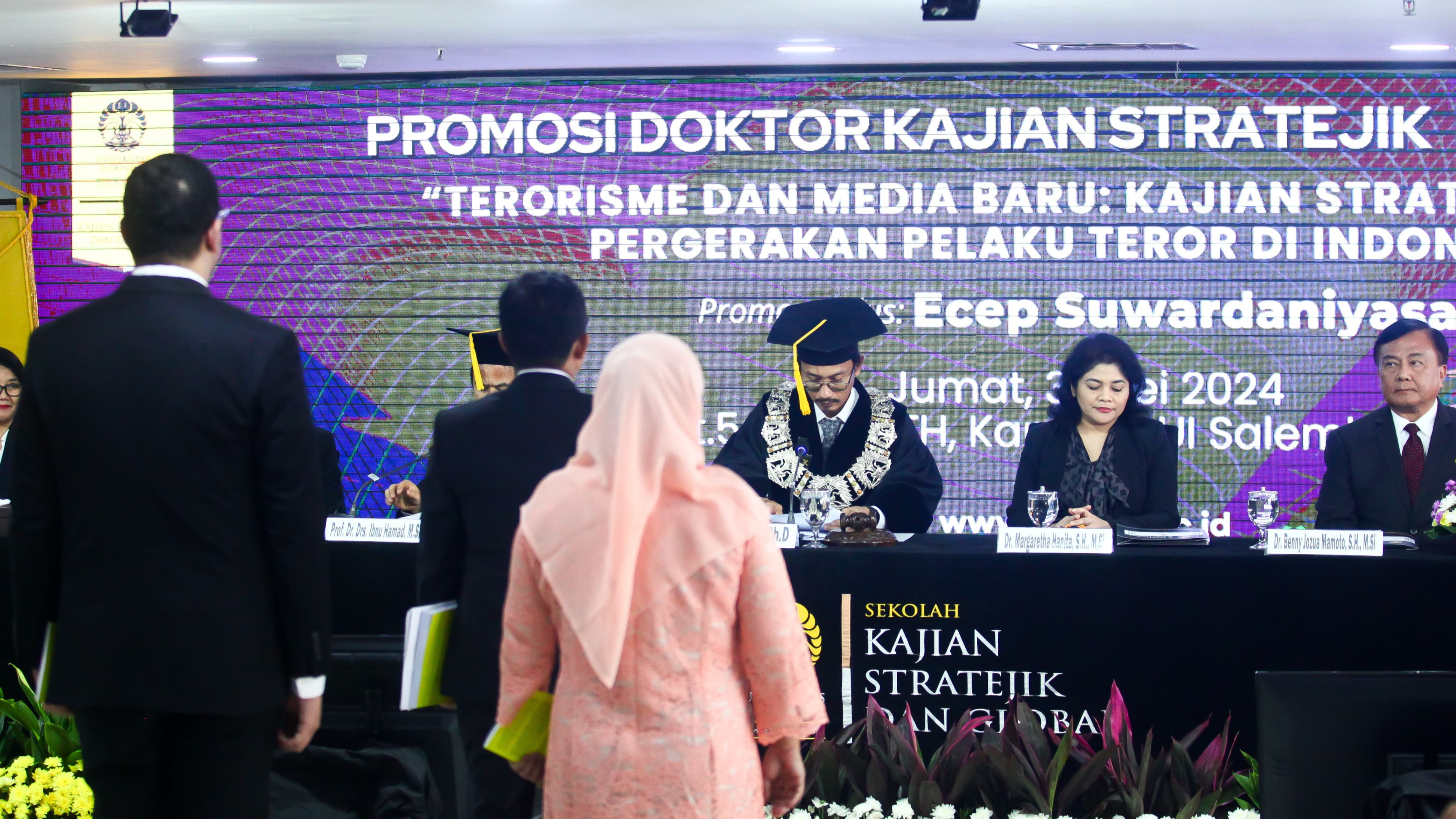 Pemimpin Redaksi tvOnenews.com Ecep Suwardaniyasa Muslimin jalani sidang Promosi Doktor Kajian Stratejik dan Global di Kampus Universitas Indonesia (UI) Salemba, Jumat (31/5/2024).