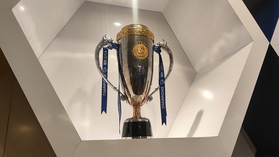 Trofi Liga 1 2023/2024 milik Persib Bandung