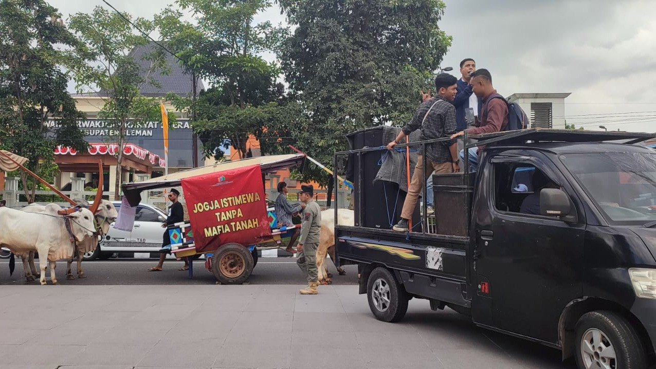 Aksi menuntut hak korban Malioboro City dengan Kirab Gerobag Sapi mengepung kantor Pemda Sleman.