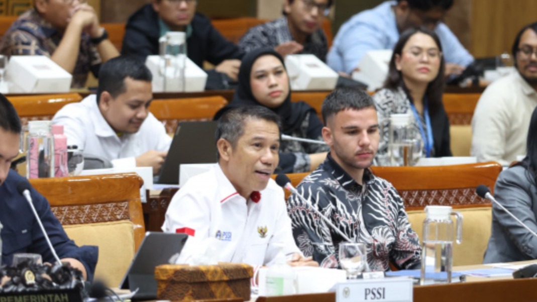 Sekjen PSSI Yunus Nusi dan Calvin Verdonk saat sidang pengajuan naturalisasi. Source: PSSI