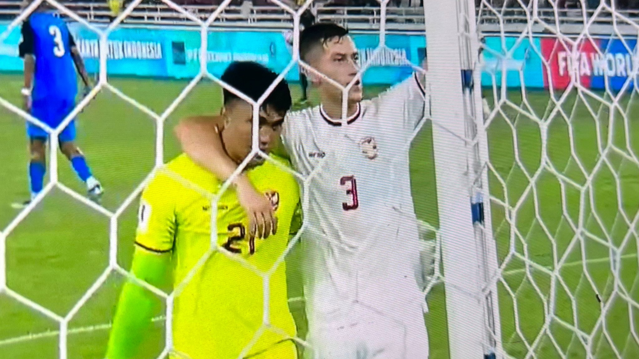 Momen Jay Idzes Hampiri Ernando Ari untuk Ikut Selebrasi Kemenangan Timnas Indonesia, Bang Jay: Ayo Kita Rayakan Bersama
            - galeri foto