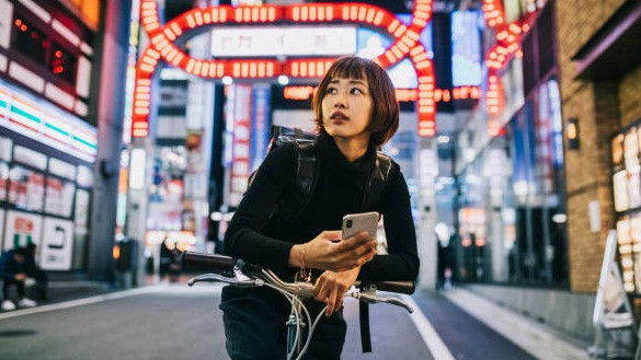 Ilustrasi Wanita Jepang dengan kebiasaan yang aneh. Source: istockphoto