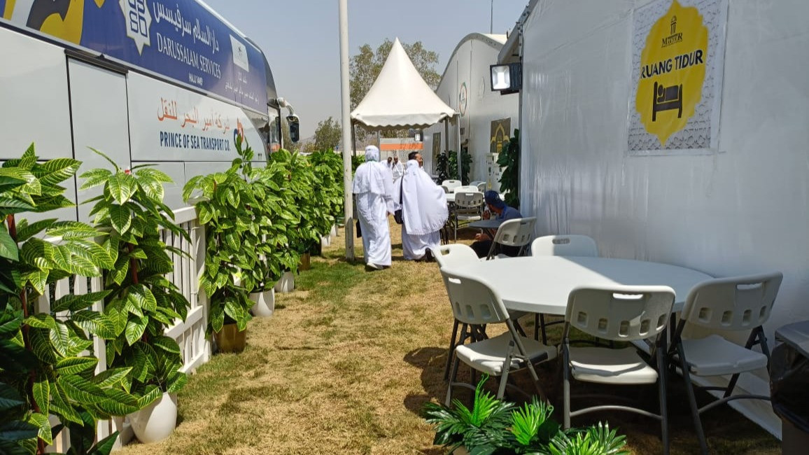 Penampakan taman buatan di tenda Maktour di Arafah.