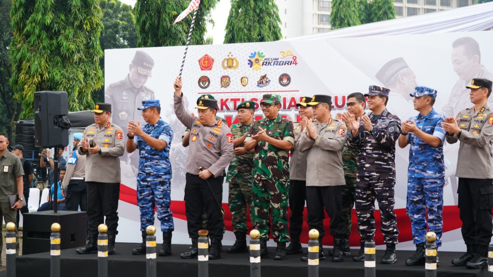 Wakapolda Metro Jaya Brigjen Pol Suyudi Ario Seto selaku Ketua Panitia Baksos Akabri 94 berikan sambutan acara Kegiatan Bakti sosial dan bakti kesehatan dalam rangka 30 tahun pengabdian AKABRI tahun 1994.