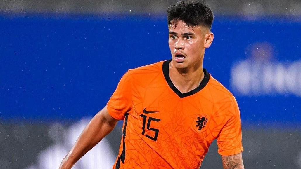 Mees Hilgers bek tengah klub Eredivisie Twente yang punya nilai pasar lebih tinggi dari Thom Haye, pemain termahal di Timnas Indonesia. Source: instagram meeshilgerss