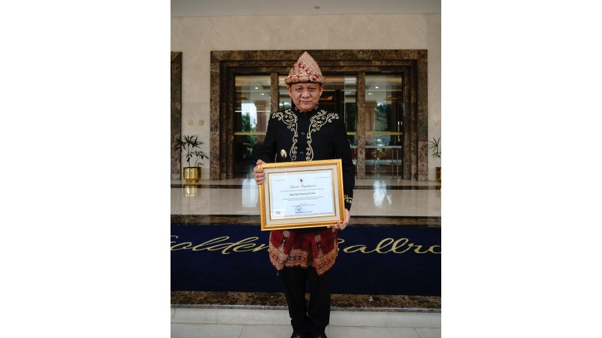 Bupati OKU Timur Ir H Lanosin MT menerima penghargaan dari Mendikbud Ristek RI.