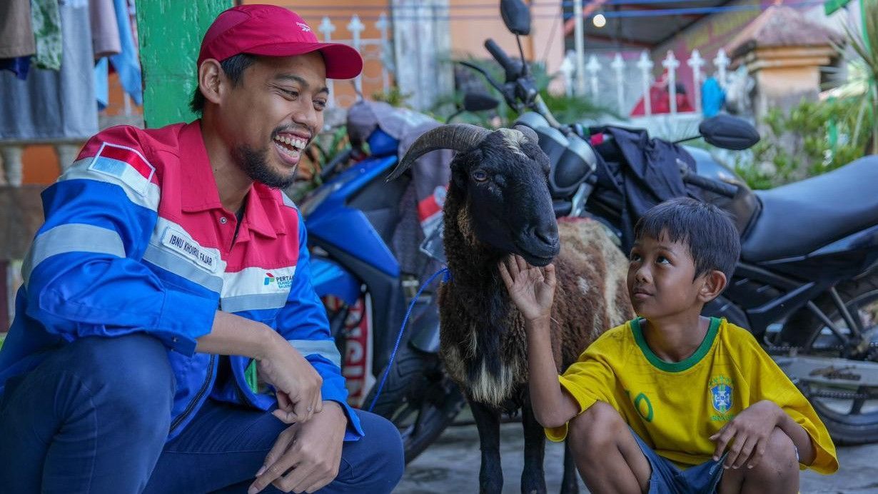 Merayakan Iduladha 1445 H, Pertamina Grup berbagi kebahagiaan dengan menyalurkan sekitar 4.493 hewan kurban di seluruh Indonesia.