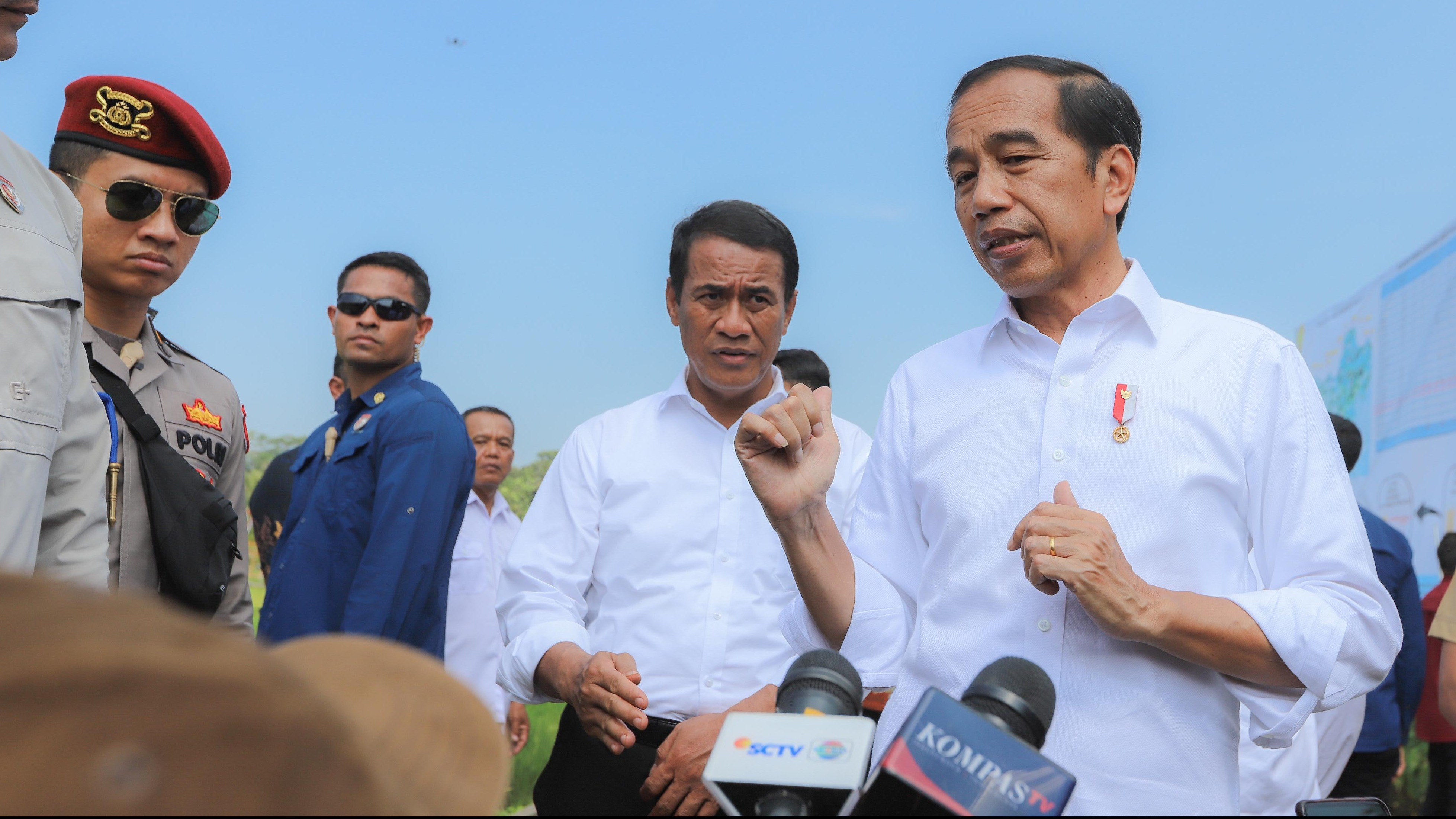 Presiden Joko Widodo didampingi Menteri Pertanian Andi Amran Sulaiman meninjau pompanisasi di Desa Kalibeji, Kecamatan Tuntang, Kabupaten Semarang.