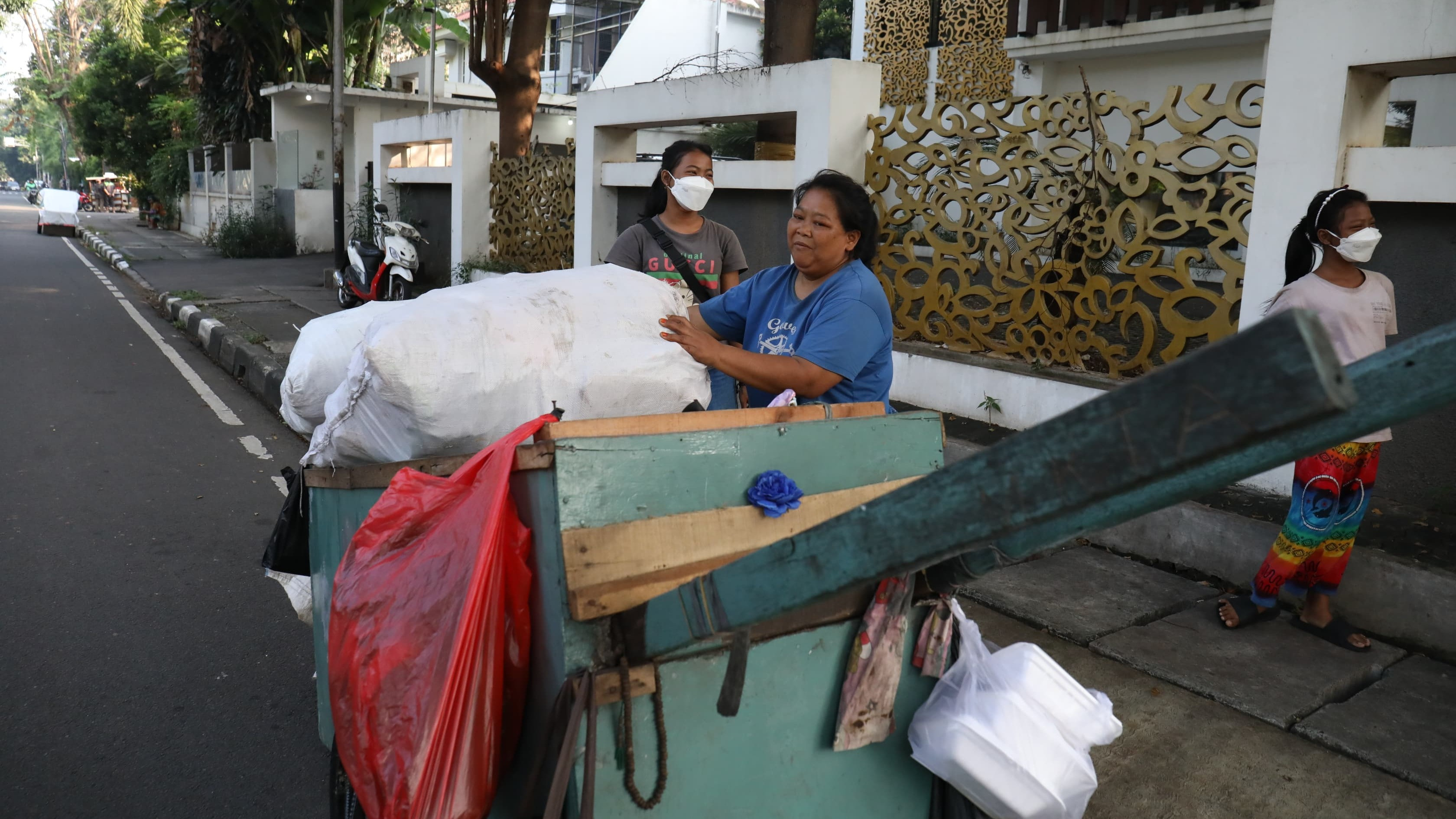 Menteri Sosial Tri Rismaharini memberikan bantuan modal usaha dan tempat tinggal layak kepada para pemulung di Jalan Sukabumi, Menteng, Jakarta Pusat pada Kamis pagi (20/6).