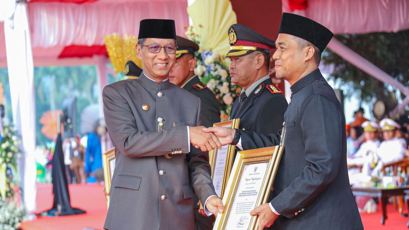 Penjabat (Pj) Gubernur DKI Jakarta, Heru Budi Hartono menyerahkan penghargaan kepada kepada Kepala Kejaksaan Tinggi DKI Jakarta Rudi Margono.