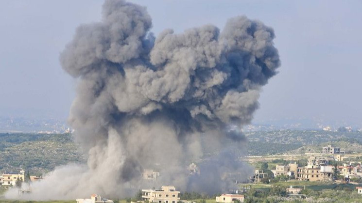 Arsip - Kepulan asap tebal yang disebabkan oleh serangan Israel terlihat di Majdal Zoun, Lebanon (15/4/2024).