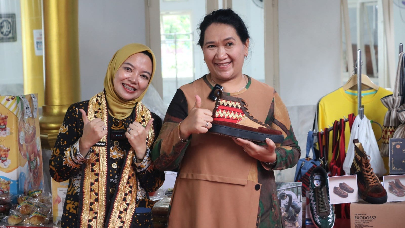 Kepala Kantor  Wilayah Kementerian  Hukum dan HAM (Kemenkumham) Lampung Sorta Delima Lumban Tobing mempromosikan sepatu perpaduan kulit dan kain tenun Tapis.