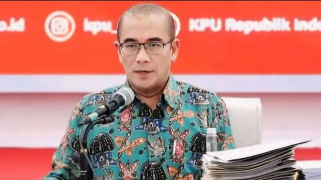 Cinta Tumbuh dari Chatting, Hasyim Asy’ari Sampai Beri Panggilan Sayang untuk Cindra Aditi, Tapi Eks Ketua KPU Itu Justru Mendapat…
            - galeri foto