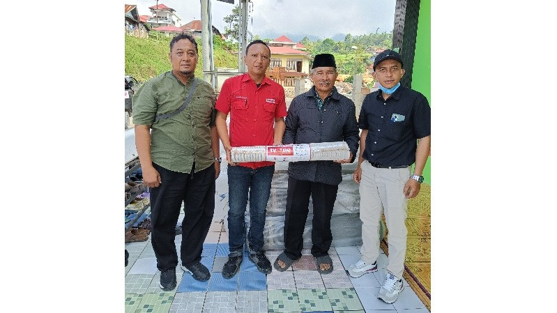 Yayasan Satu Untuk Negeri menyalurkan bantuan untuk korban bencana banjir bandang dan lahar dingin di Sumatera Barat yang diserahkan pada Kamis, 27 Juni 2024.
