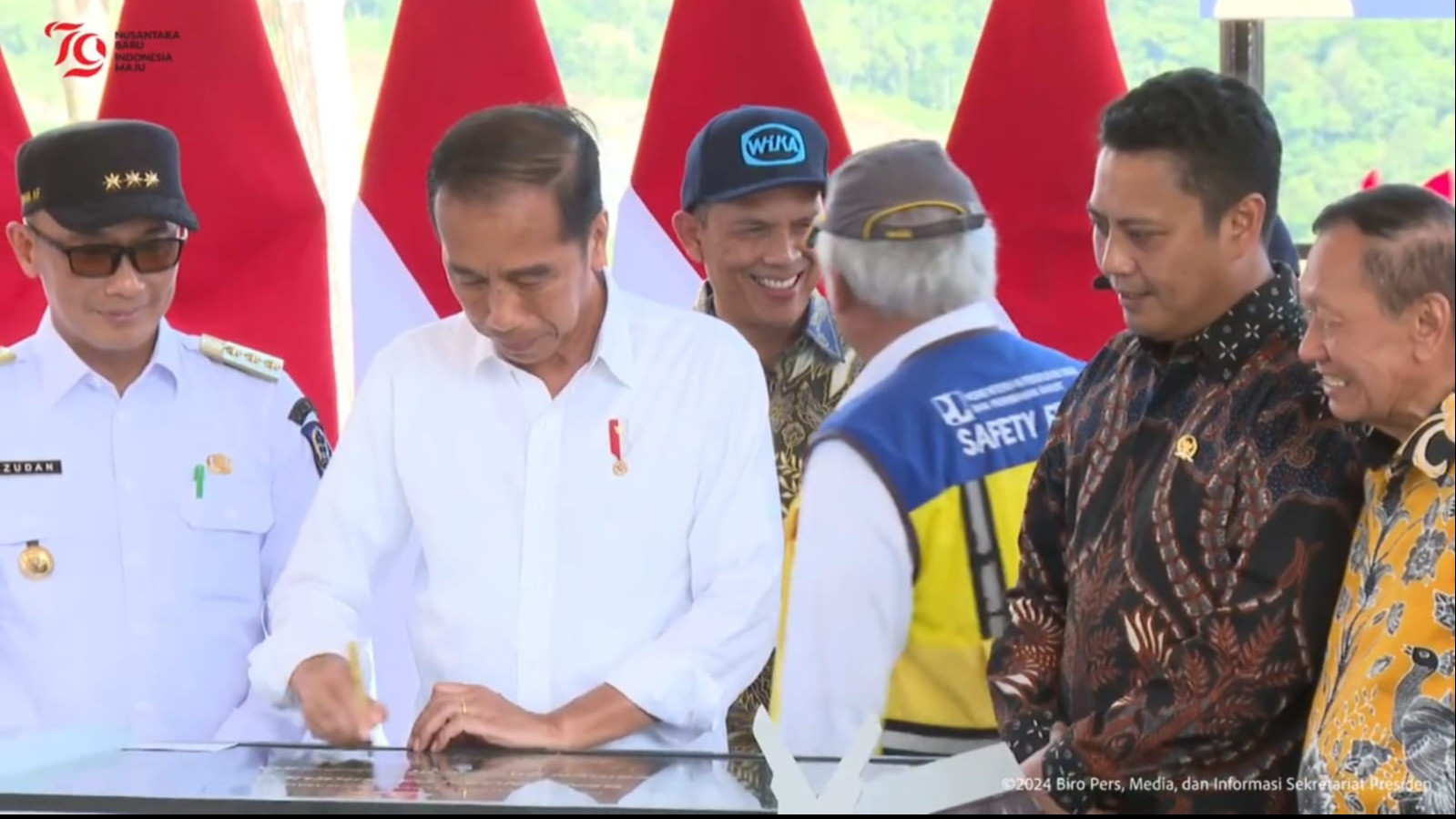 Joko Widodo resmikan bendungan Pammukulu di Desa Kale Komara, Kecamatan Polongbangkeng Utara, Kabupaten Takalar, Sulawesi Selatan.