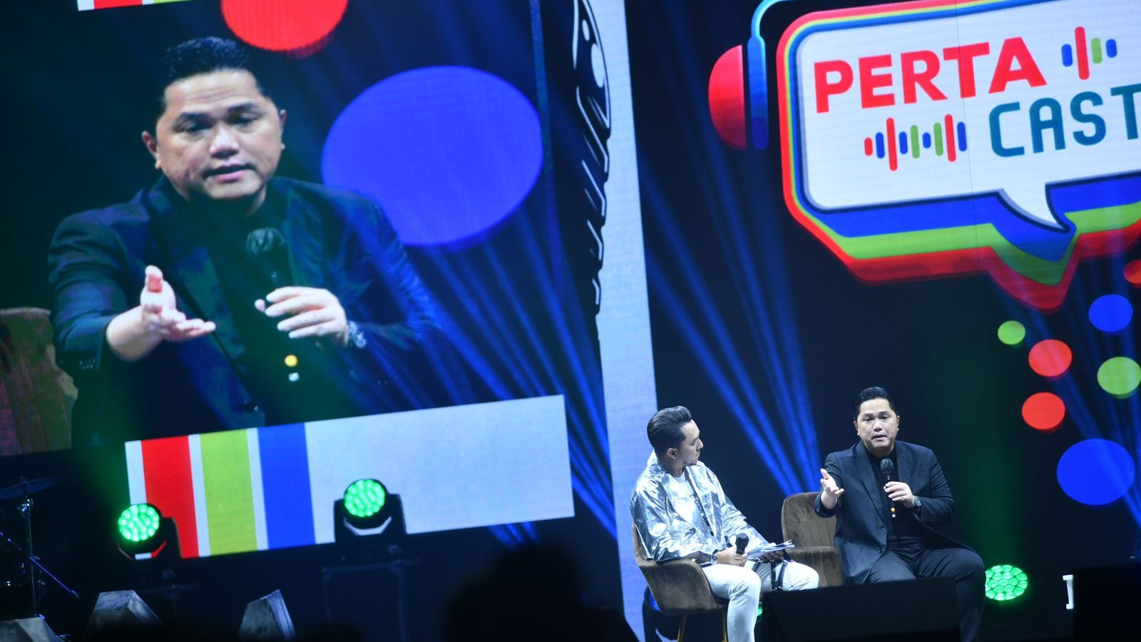 Wadirut Pertamina Persero Wiko Migantoro beserta jajaran Manajemen Komisaris serta Direksi Holding Subholding Pertamina berfoto dengan Pemenang Perwira Award 2024 di acara Pertamina AKHLAK Fest 2024 di Istora Senayan, Selasa (9/7).